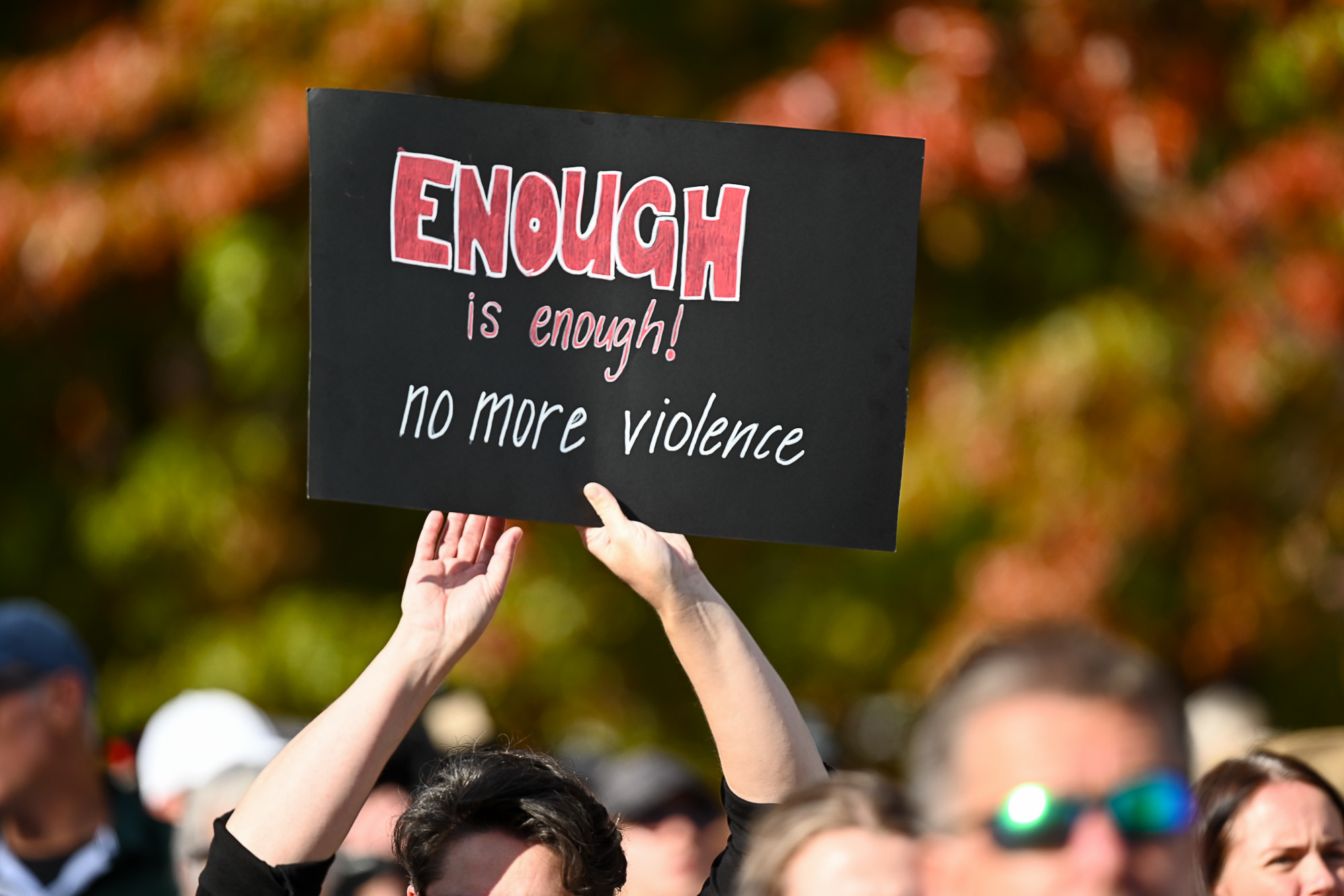 Schwarzer Protestschuld mit roter und weißer Aufschrift 