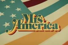 Screenshot der Miniserie "Mrs. America". Eine Amerikanische Flagge mit gelber Linie im Hintergrund. Der Titel der Serie im Vordergrund.