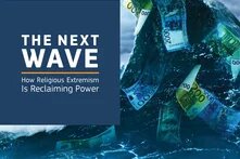 Titelbild des Berichts „The Next Wave – How Religious Extremism Is Reclaiming Power“ mit einer großen Welle aus Geldscheinen in Euro, Dollar und Rubel als Symbol für die Finanzierung religiös-extremistischer Anti-Gender-Bewegungen.