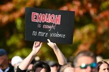 Schwarze Protestschild mit roter und weißer Aufschrift "enough is enough! no more violence"