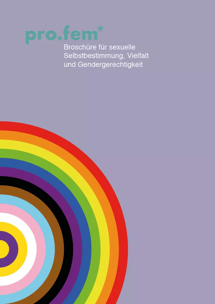 Lilagrauer Hintergrund mit aktualisierter "Progress-Flag" in Rund und der Aufschrift " profem* Broschüre für sexuelle Selbstbestimmung, Vielfalt und Gendergerechtigkeit"