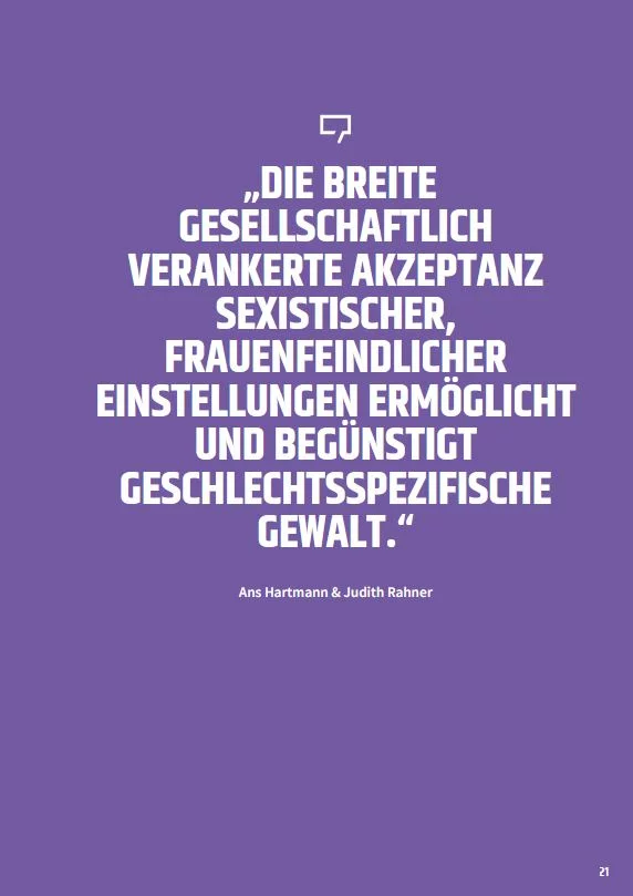 Lila Hintergrund mit weißem Zitat von Ans Hartmann und Judith Rahner "„DIE BREITE GESELLSCHAFTLICH VERANKERTE AKZEPTANZ SEXISTISCHER, FRAUENFEINDLICHER EINSTELLUNGEN ERMÖGLICHT UND BEGÜNSTIGT GESCHLECHTSSPEZIFISCHE GEWALT.“ 