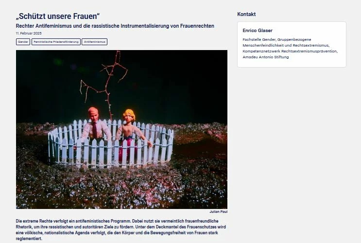 Screenshot der Artikelseite mit Infos zum Artikel und Teaserbild: eine weißes Hetero-Pärchen sitzen als Plastikfiguren auf dem Gras mit einem weißen Holzzaun um sie herum.